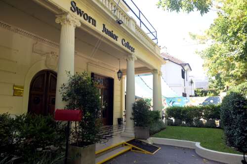 Foto Colegio Sworn Junior College #1