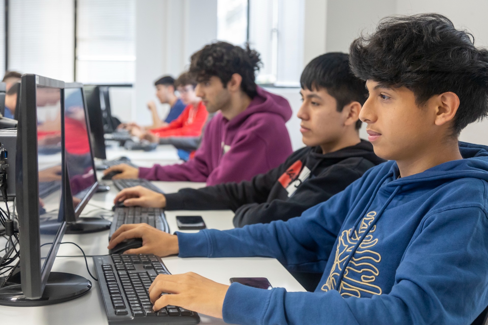 Instituto Stucom de Barcelona | Opiniones y Precios 2023 - Micole