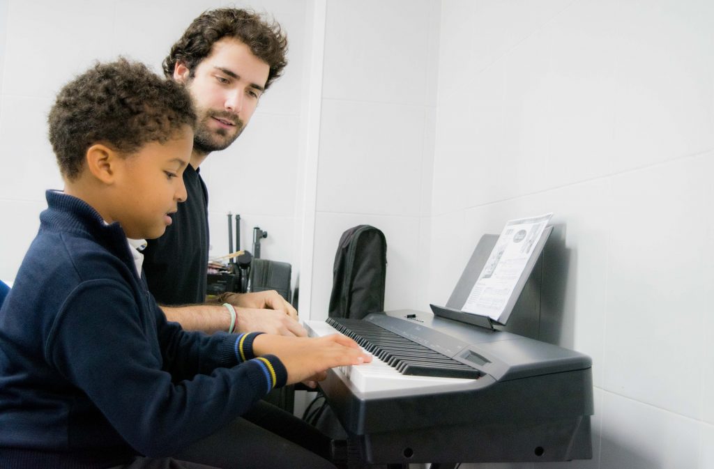 Clases de piano en el colegio