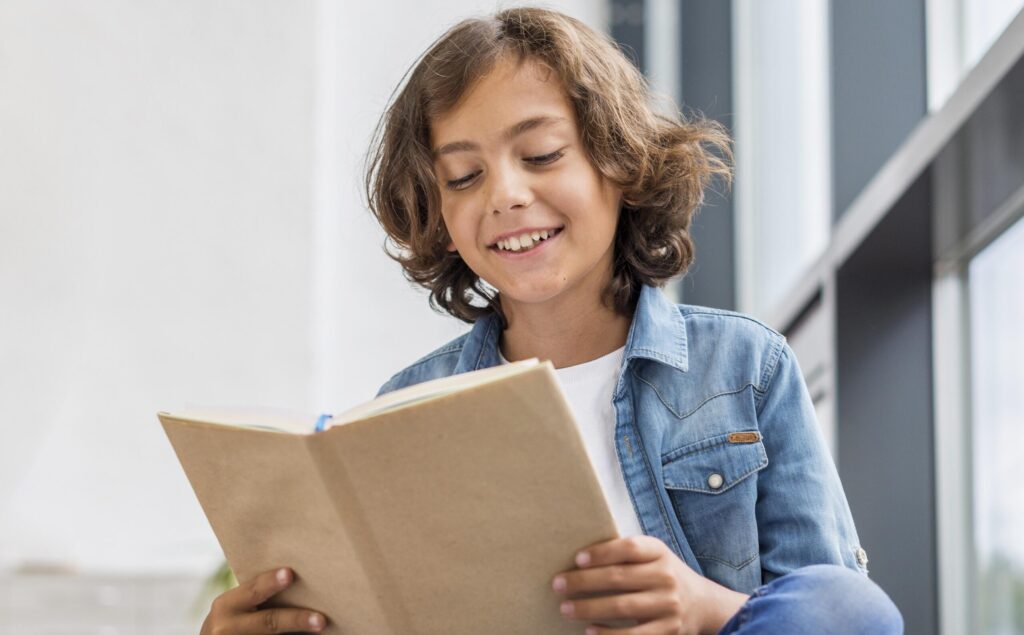 Niño leyendo libro para niños de 9 a 12 años