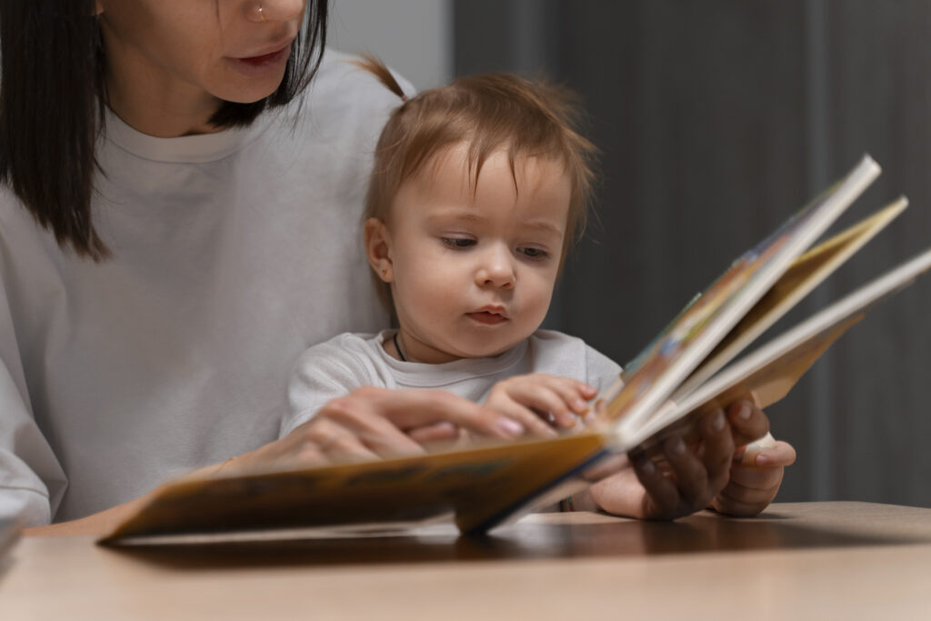 Madre leyendo un cuento a su bebé