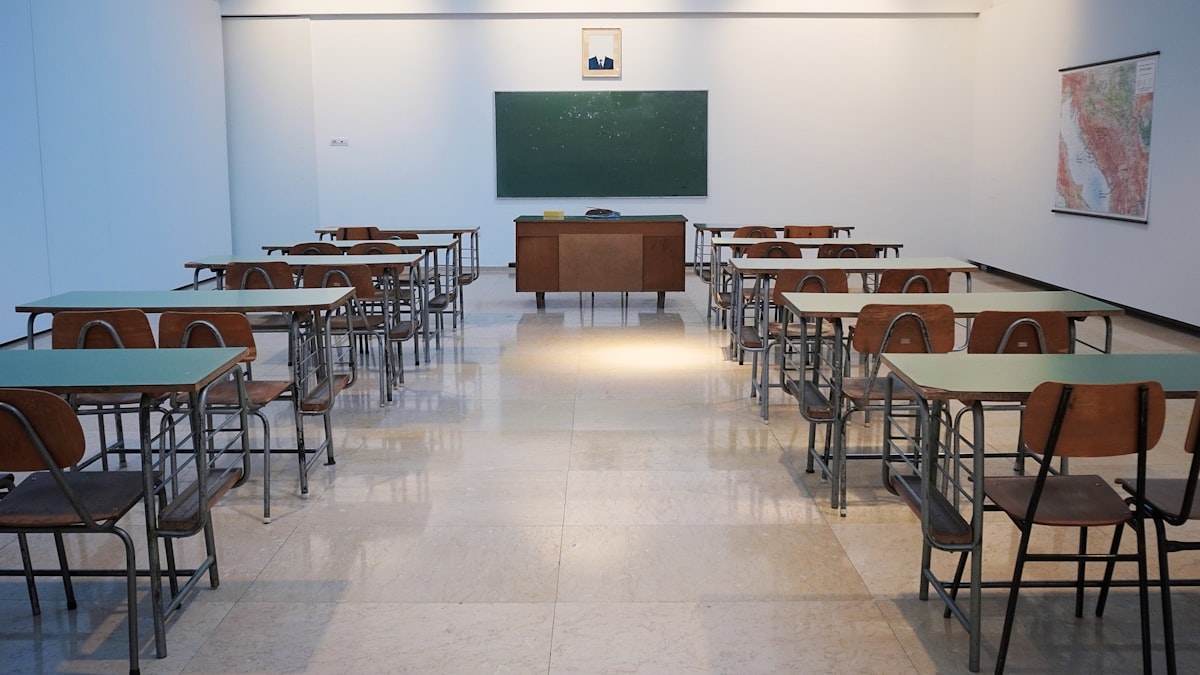 Aula de colegio con estudiantes