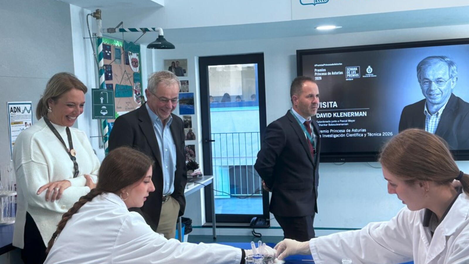Cuando la ciencia sale del aula: Sir David Klenerman conoce el trabajo de nuestros alumnos en Palacio de Granda